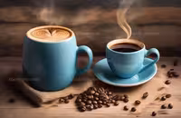 عکس فنجان و دانه قهوه روی میز چوبی | گرافیک با طعم تربچه