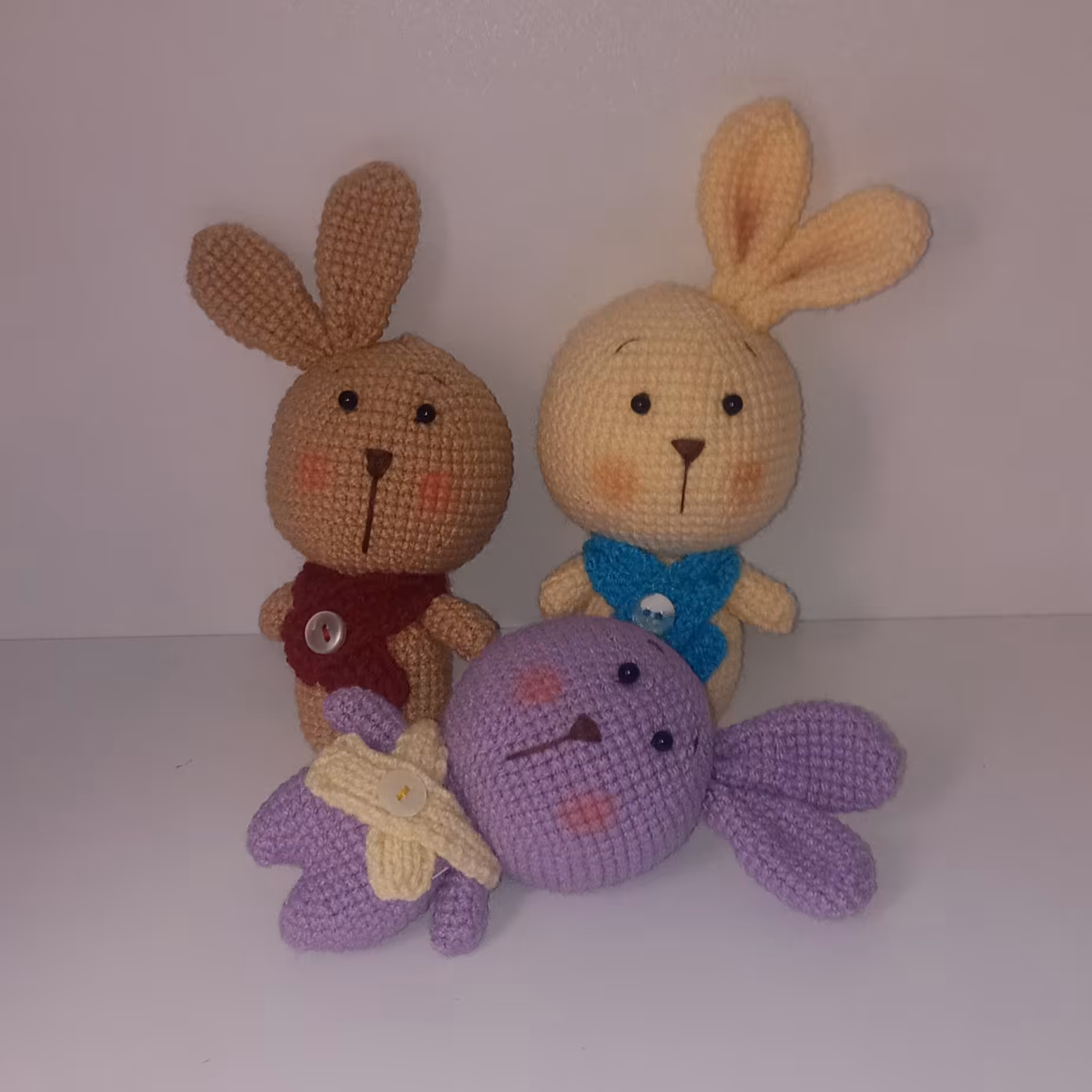 خرگوش کله گنده دستبافت.مناسب سیسمونی و هدیه دادن.با کاموا اکریل بافت