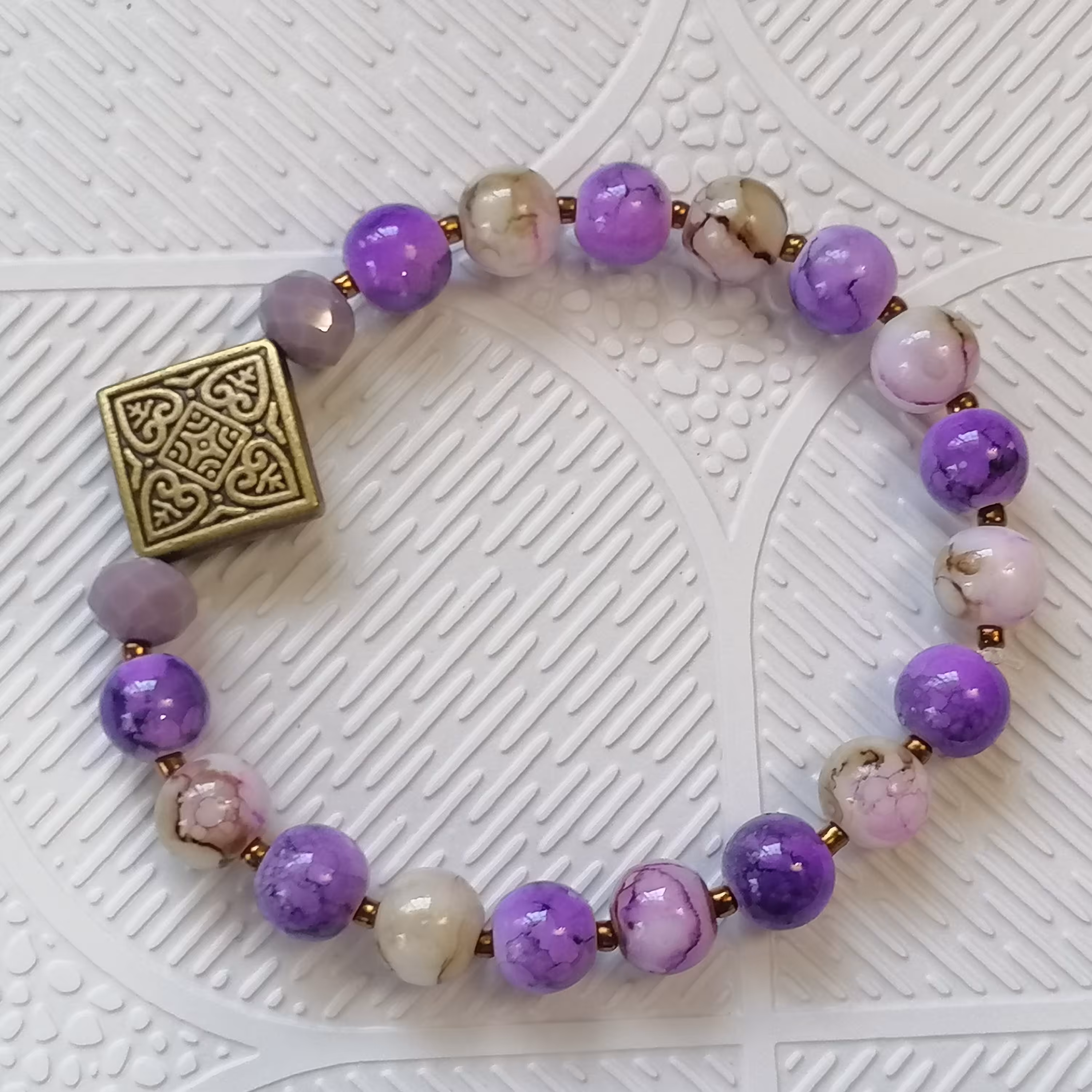 دستبند سنگ آبرنگی بنفش و خرجی کار زیبا