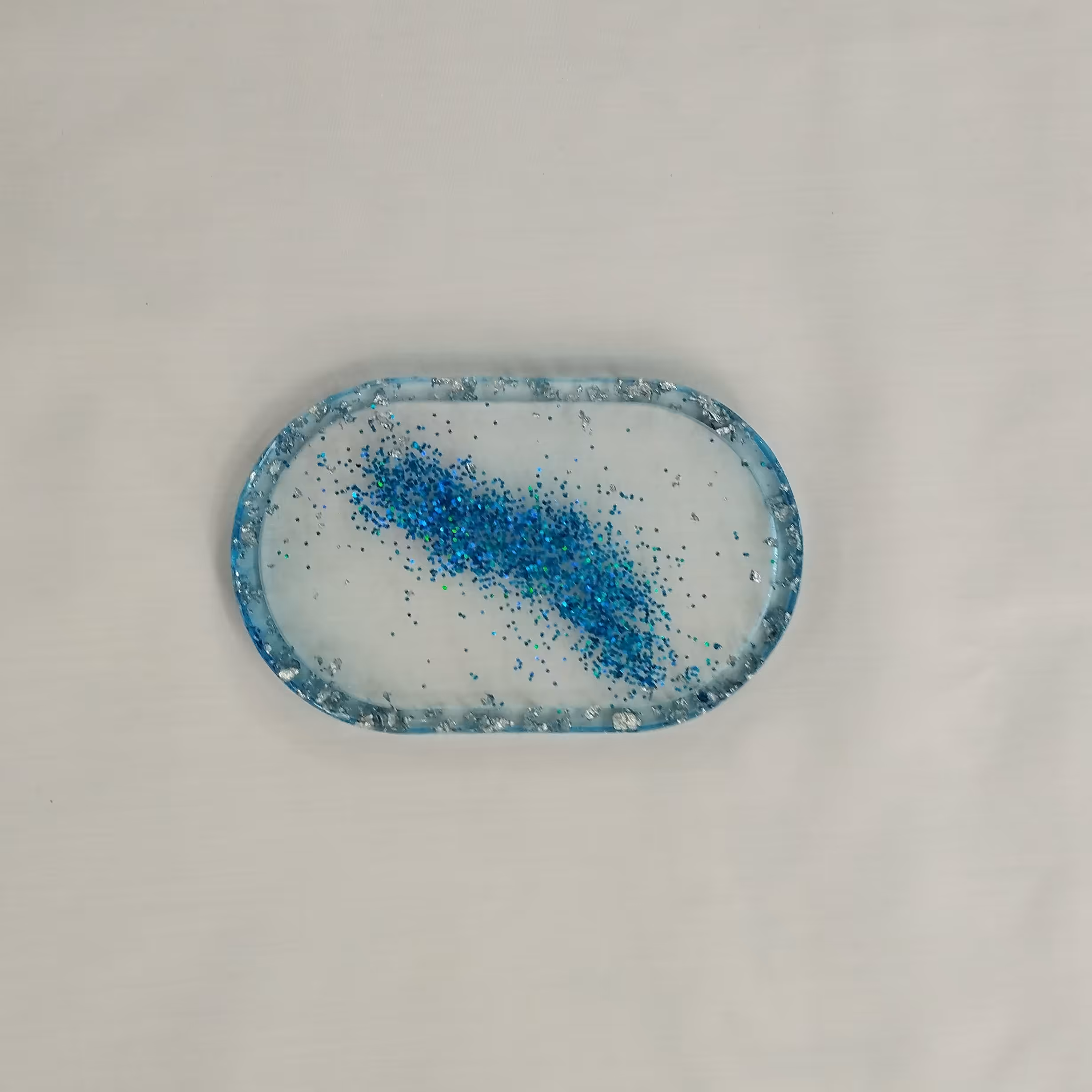 جاجواهراتی بیضی رزینی لبه دار کار شده با ورق نقره و اکلیل آبی