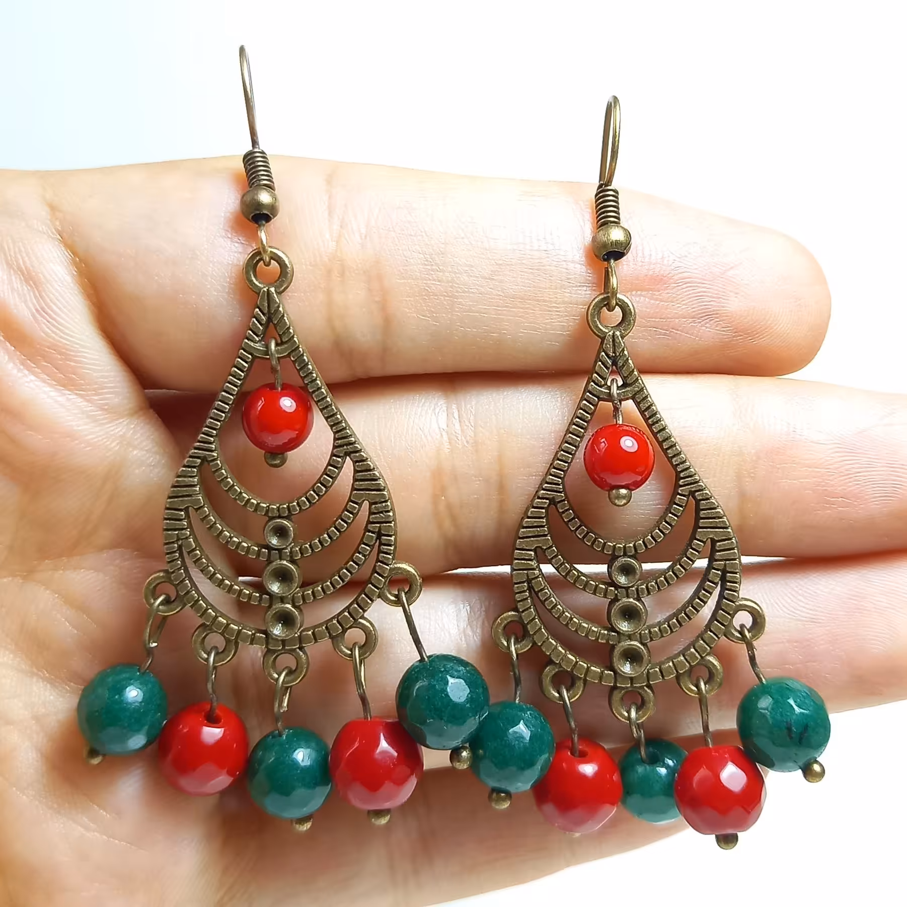 گوشواره برنزی آویز مدل یلدایی سنگ های جید سبز و جید قرمز