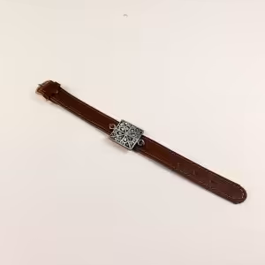 دستبند فیروزه کوبی با بند چرم طرح شبکه ای مربع