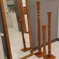شمعدان چوبی کنار سالنی 