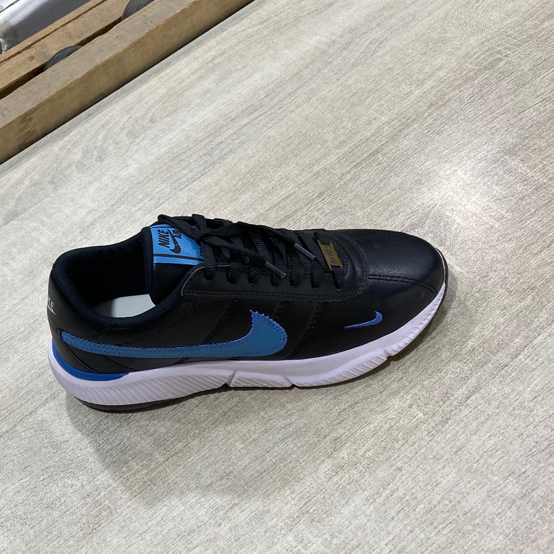 کفش اسپورت مردانهNIKE
زیرهpuو رویه درجه1
کف نرم وراحت
 مقاوم وخوش نقش
41تا44