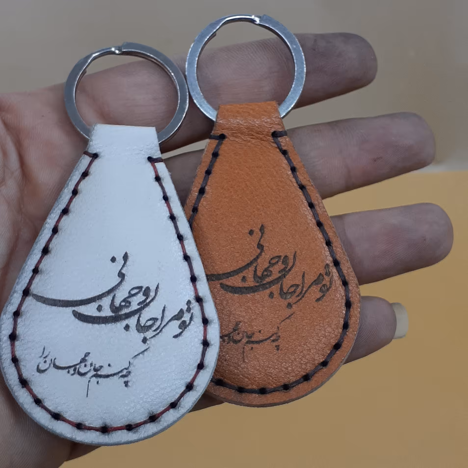 سرکلیدی های متنوع همراه با حکاکی متن دلخواه و طرح دلخواه شما جهت هدیه مناسبتها و مناسب جهت تبلیغات کسب وکار شما