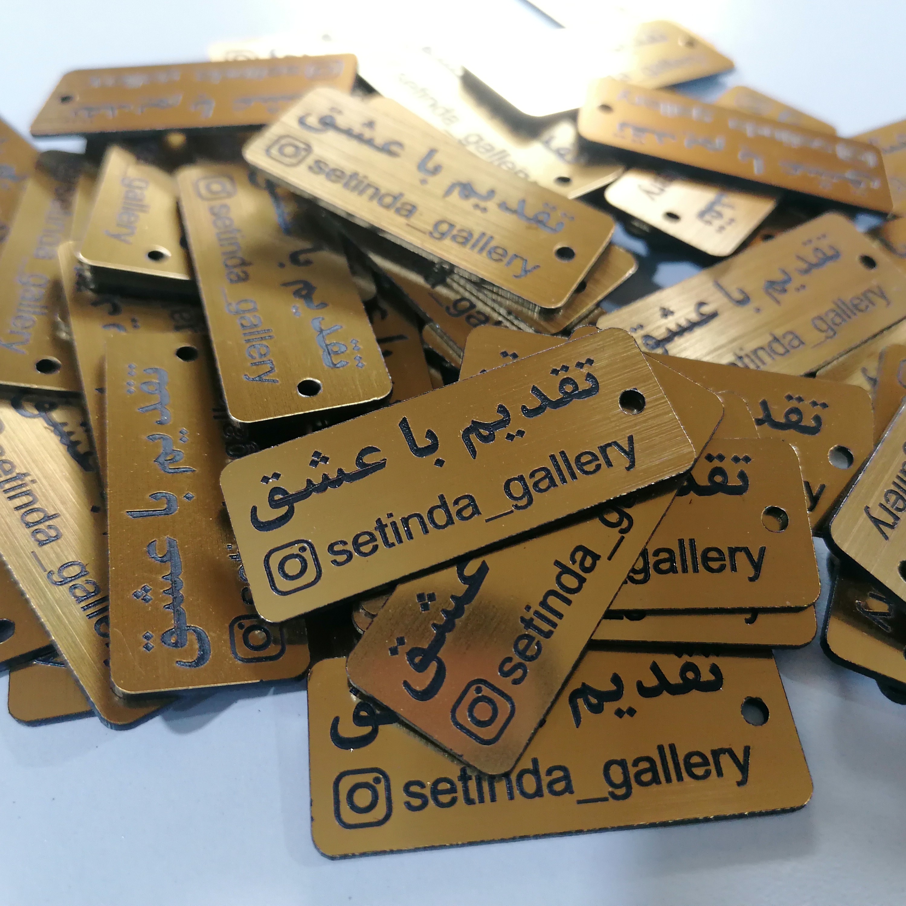 تگ تبلیغاتی مستطیلی طلایی سایز 4 در 1 سانتی متر (بسته 100 عددی)