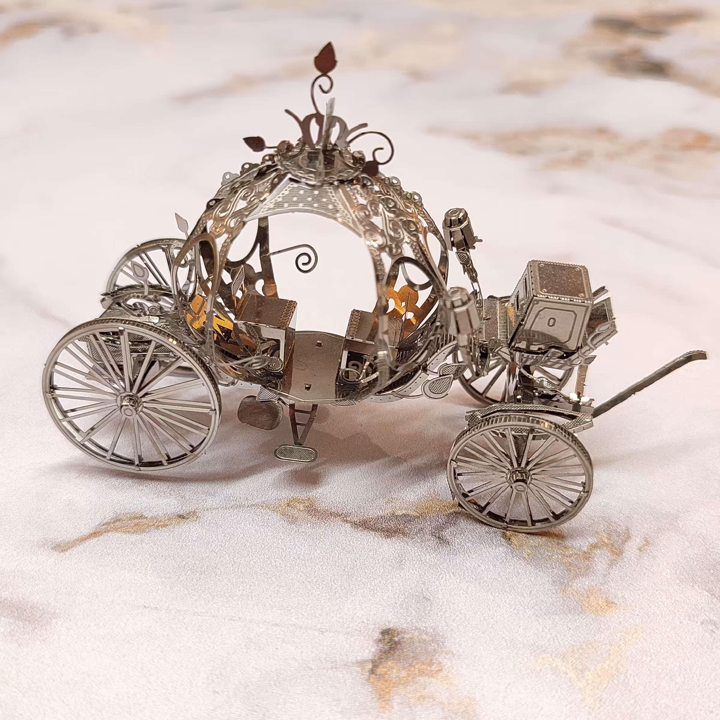 ماکت دکوری دستساز  استیل رنگ ثابت مدل کالسکه سیندرلا  بدون پایه گردان ویترینی 