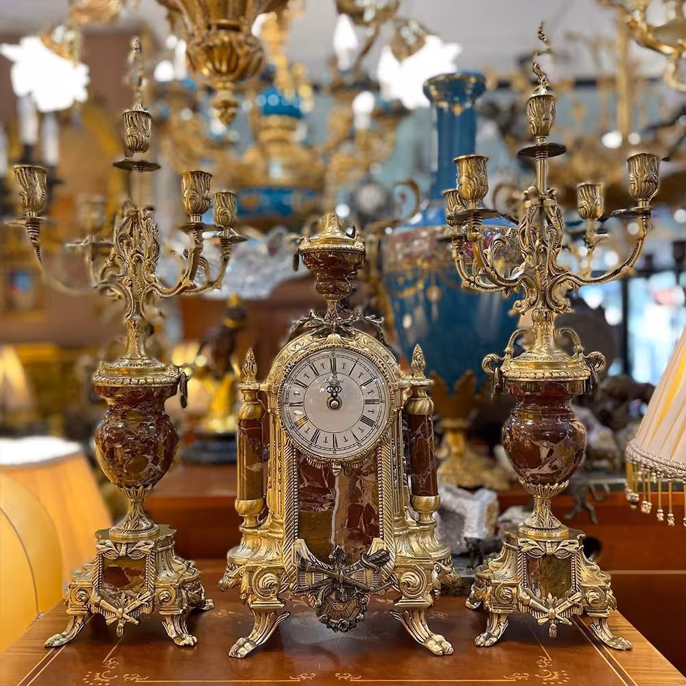 ساعت و شمعدان برنزی مدل لانچینی آنتیک با سنگ زرشکی کد 471 ( ساعت و شمعدان برنجی)