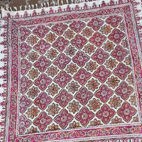 سفره ورومیزی قلمکاری سنتی سایز 1در1متر صورتی رنگ طرح خشتی