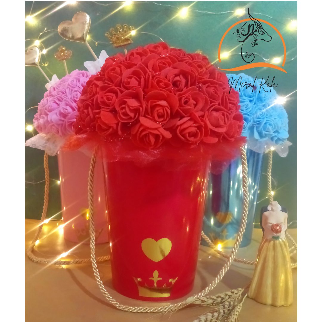 باکس گل سلطان قلب ها در رنگبندی های قرمز نباتی صورتی آبی گلبهی با تزیینات طلایی