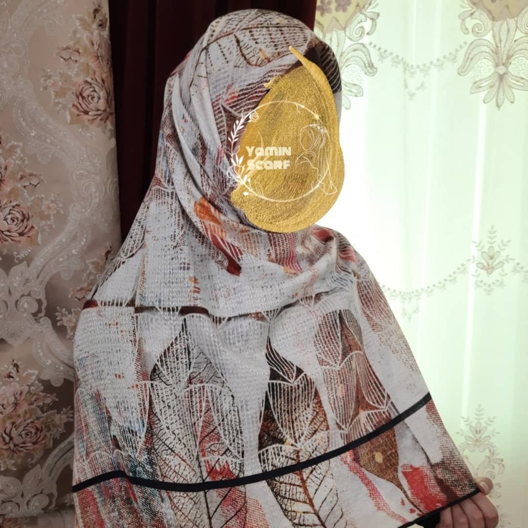روسری نخی گندمی طرح برگ سفید صورتی