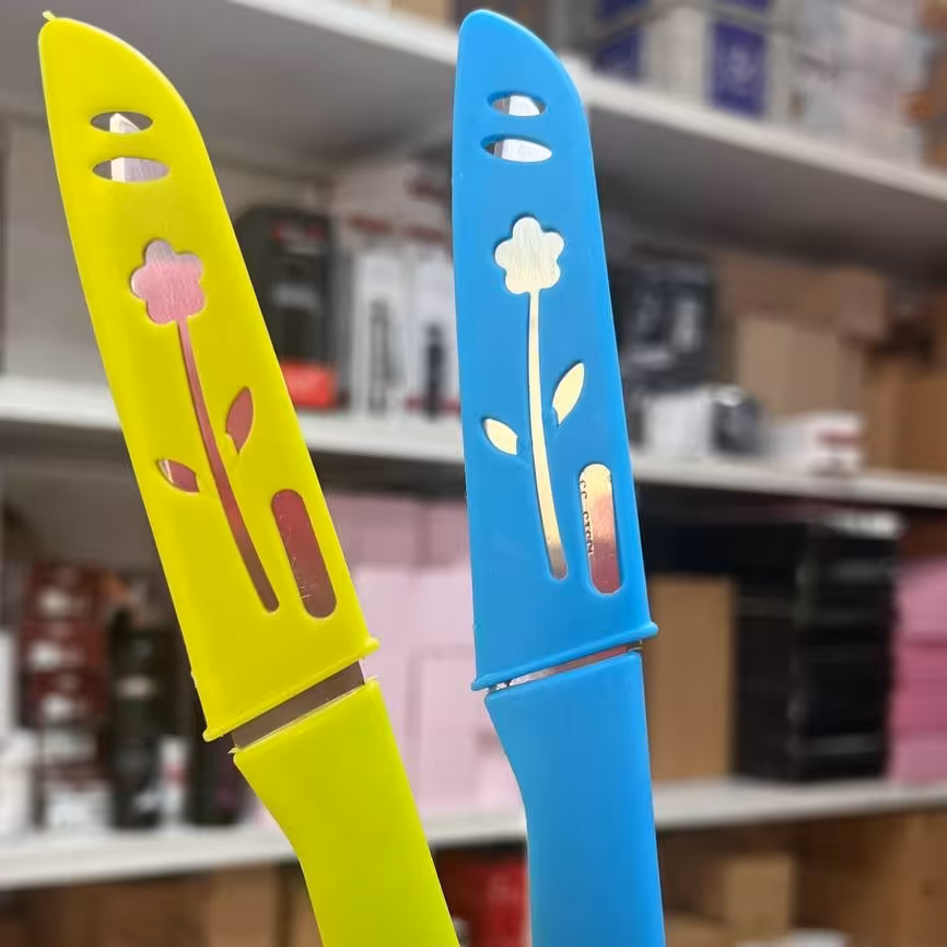 چاقو غلاف دار مدل غلاف طرح رنگی وارداتی با استیل ضخیم و با کیفیت  
مناسب برای همه جا هم منازل و هم محل های کار و هم در گ