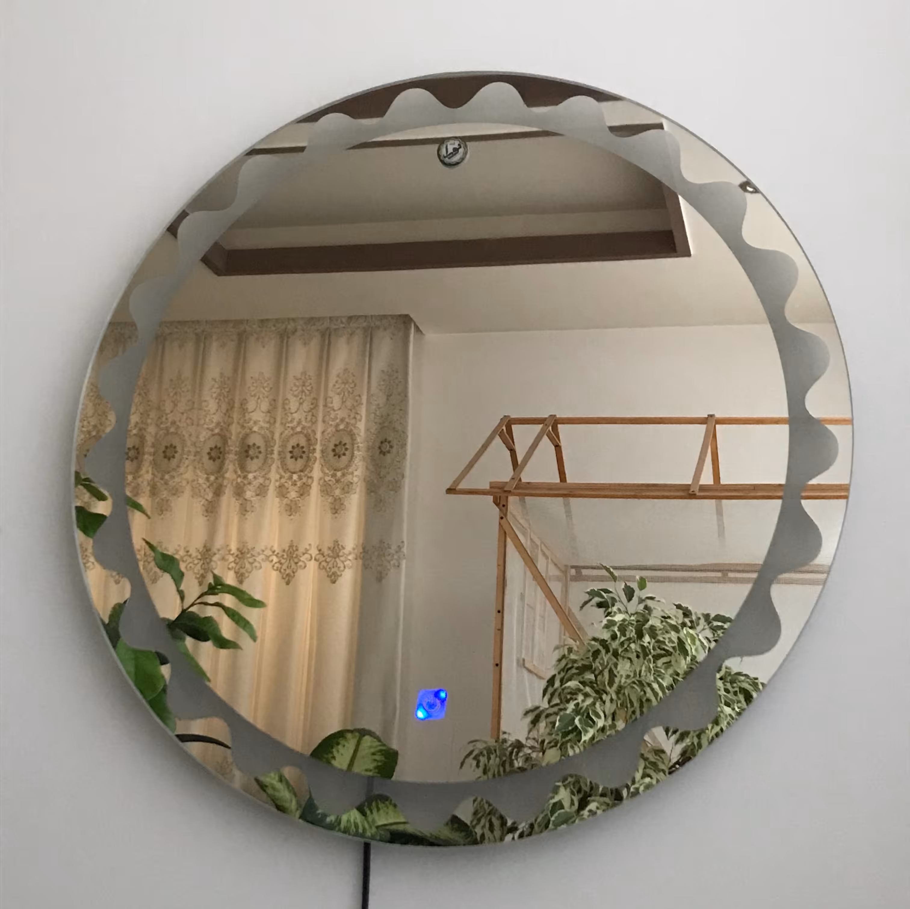 آینه بک لایت نورا . طرح ارکیده . مجهز به سنسور لمسی 12 ولت. قطر 60 سانت 