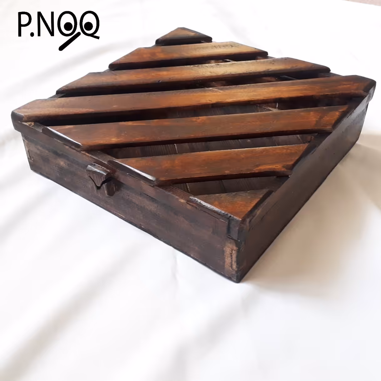 جعبه ی چوبی بزرگ در دار و قفل دار  چوبی و کلاف دار و جلا و شاپان خورده 