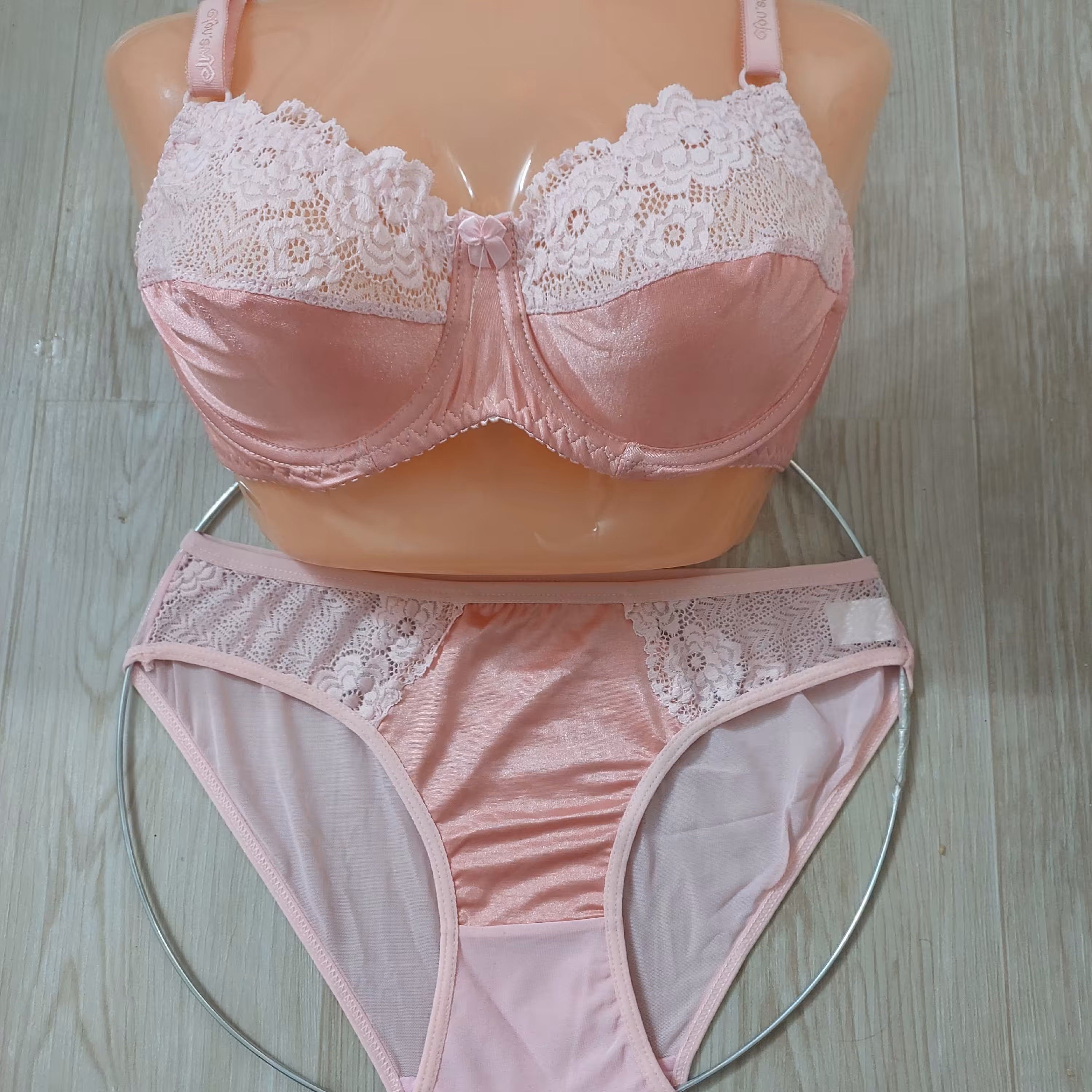 ساتن تور بسیار زیبا ،فنردار ،خوش فرم و خوش حالت در سه رنگ طوسی صورتی و کرم 