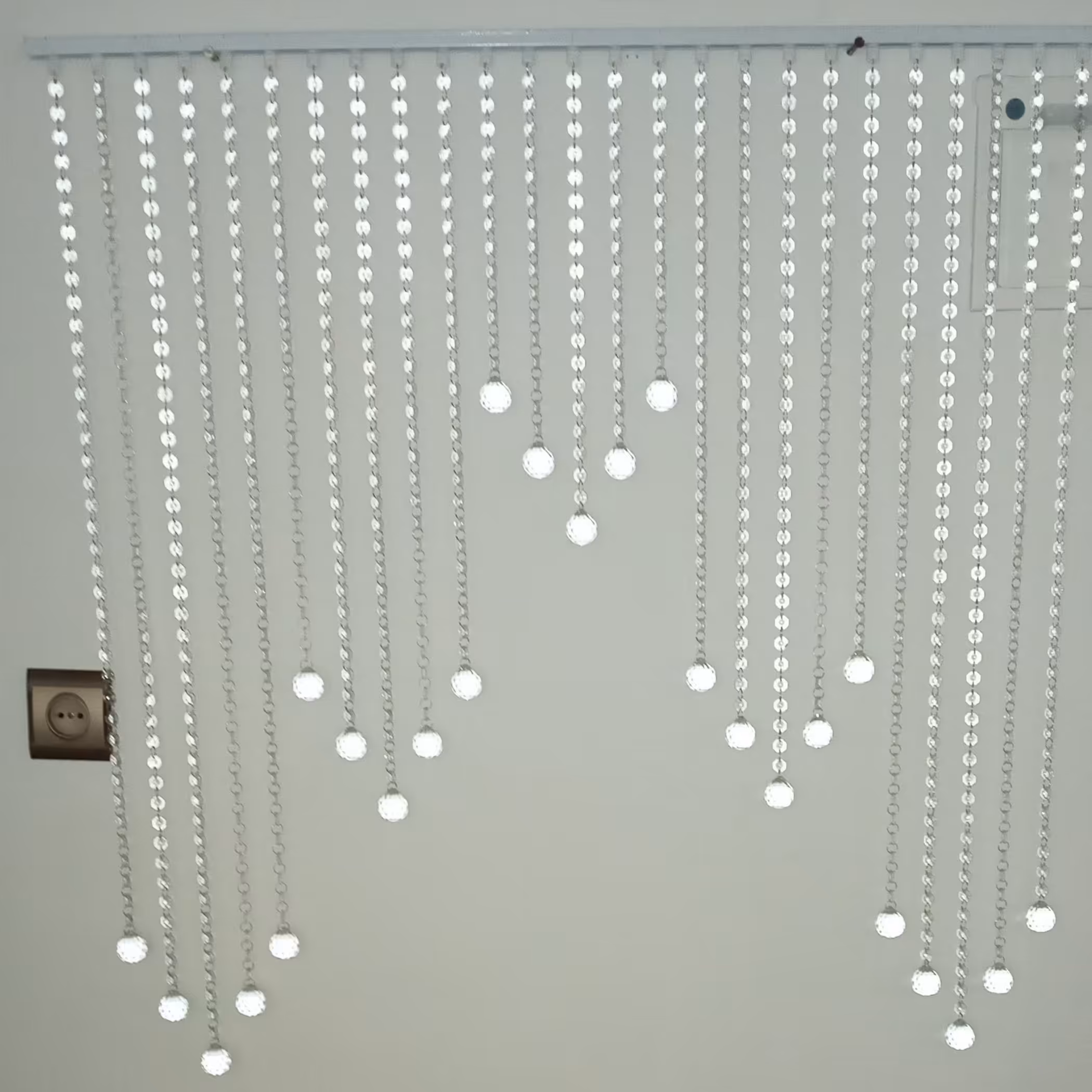 پرده کریستالی زیبا با کریستال درجه دو سفید قیمت ذکر شده برای یک متر مربع از پرده میباشد