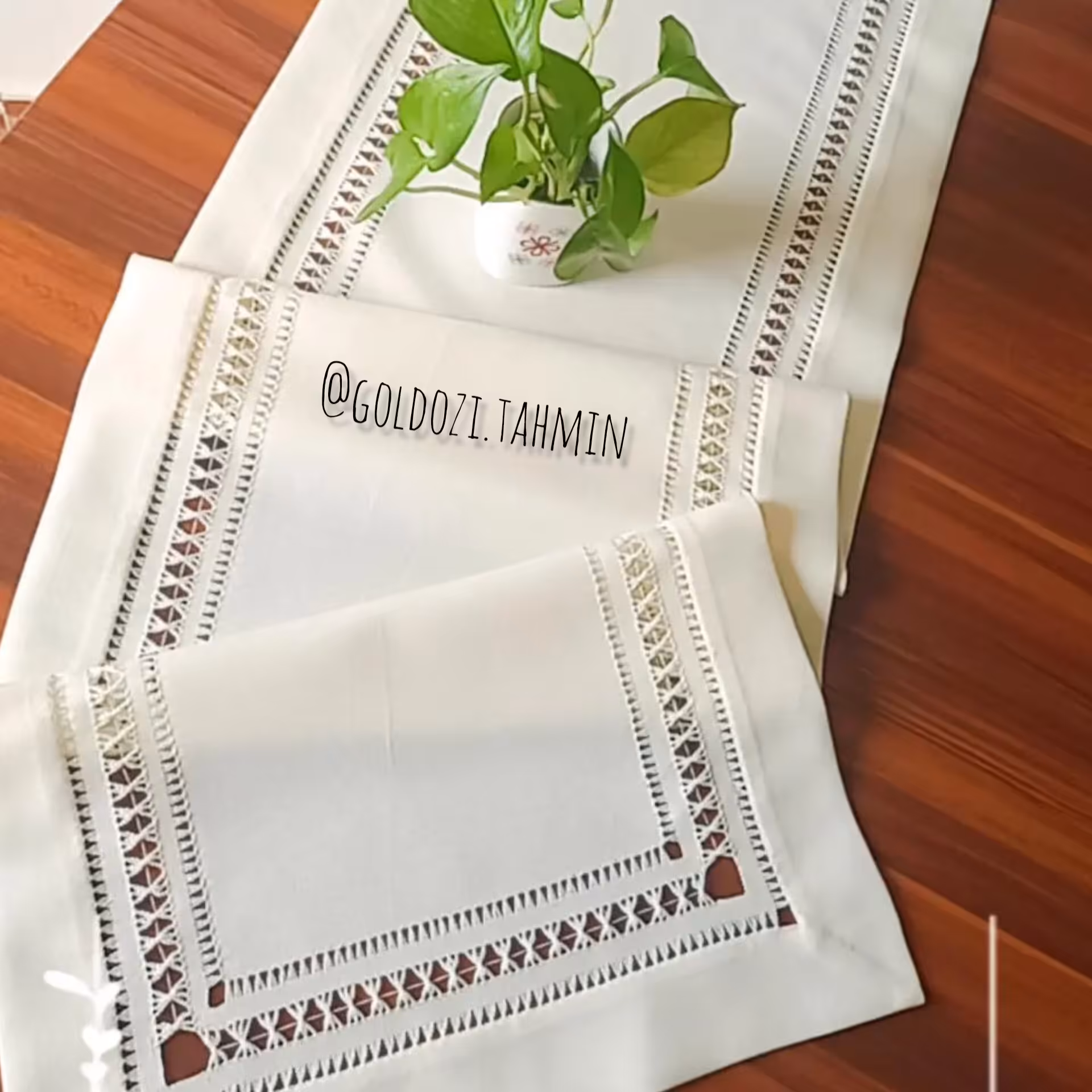 رومیزی و رانر  ژوردوزی  در ابعاد 150در40 رنگ شیری 