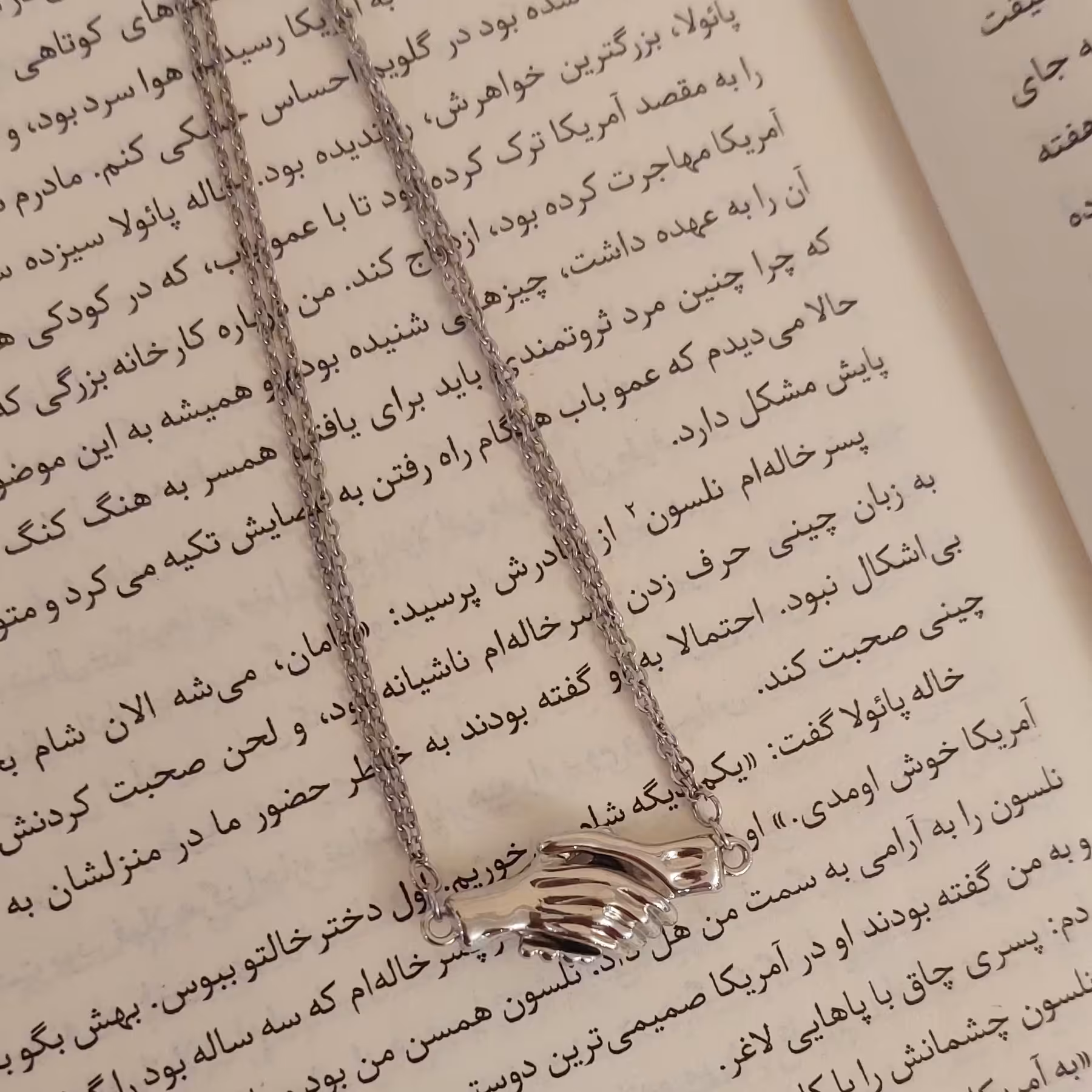 گردنبند دوستی طرح دست مغناطیسی استیل رنگ نقره ای ثابت با قفل طوطی