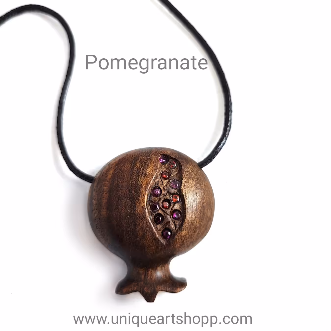 گردنبند چوبی انار ساخته شده با چوب گردو و نگین جواهری سرخ مناسب هدیه برای شب یلدا