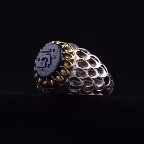 انگشتر مردانه عقیق مشکی رکاب تاج برنجی نقش یارقیه اصل ( انگشتر نقره مردانه )