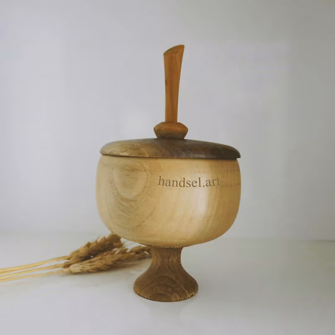 ظرف دَر دار پایه دار چوبی