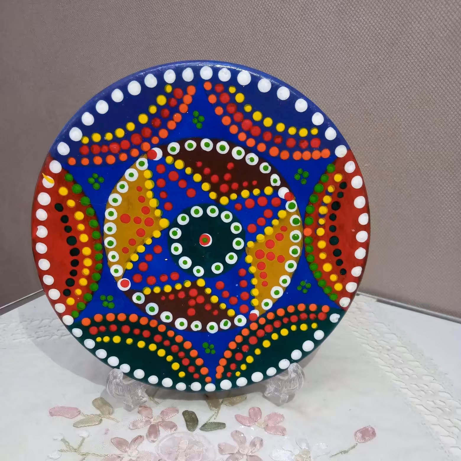 بشقاب نقطه کوبی سفالی با قطر 16 سانتی متر کیلر شده (لایه محافظ) مناسب دیوار کوب 