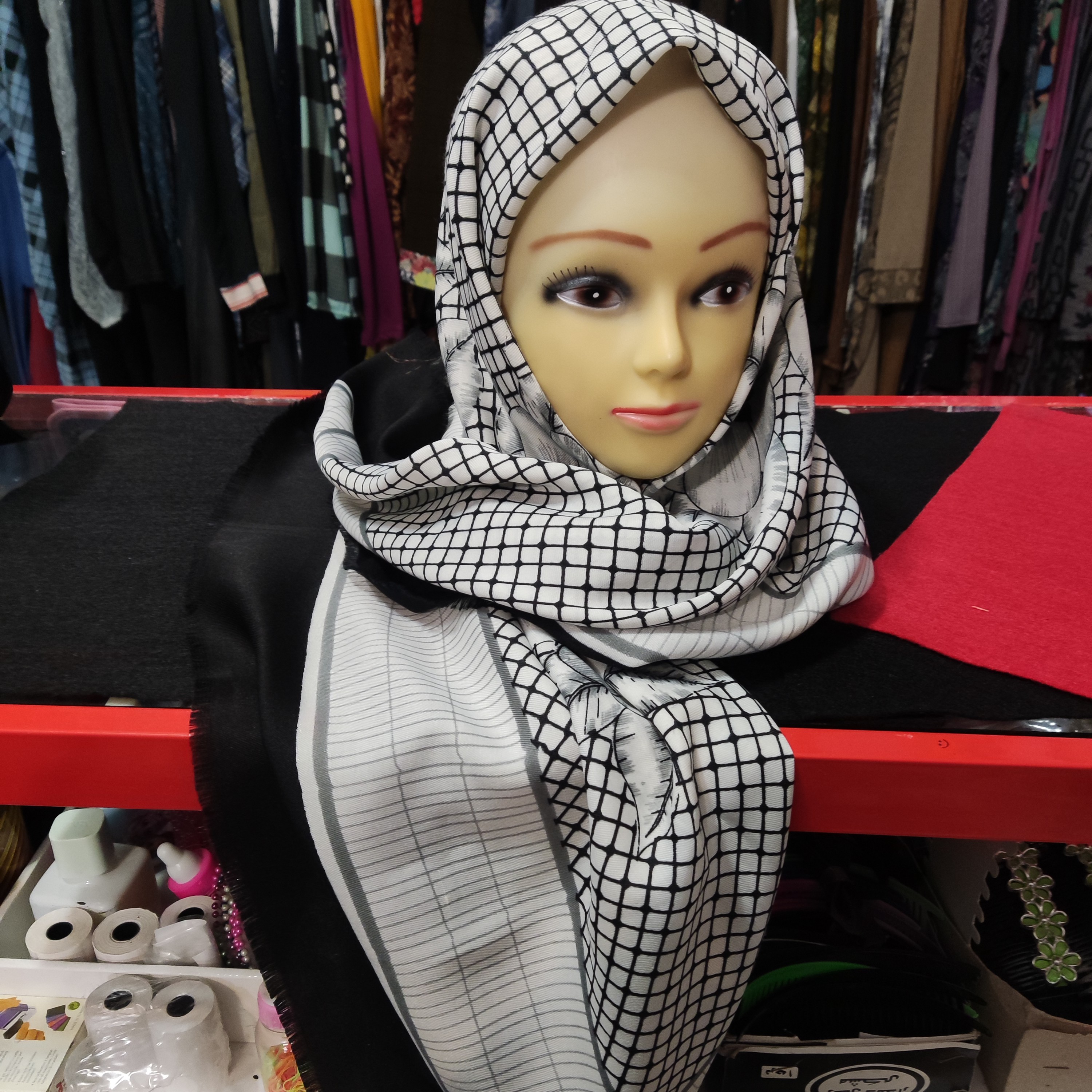 روسری قواره دار زنانه.