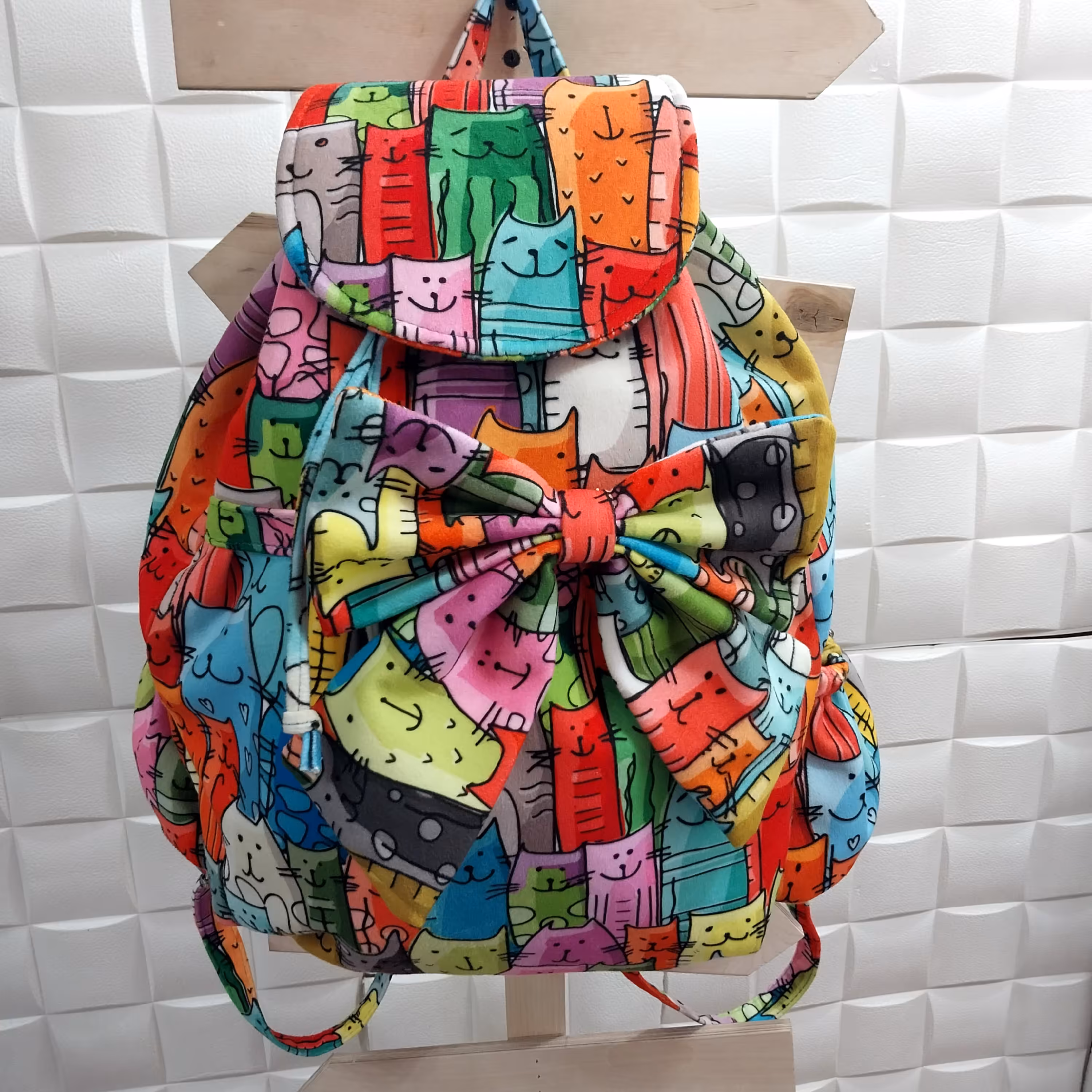 کیف کوله مدرسه در طرح و رنگ های مختلف پارچه ضد آب ، نرم و سبک 