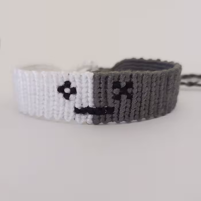 دستبند دوستی دستباف طرح سیاه و سفید ( آلفا بافی )