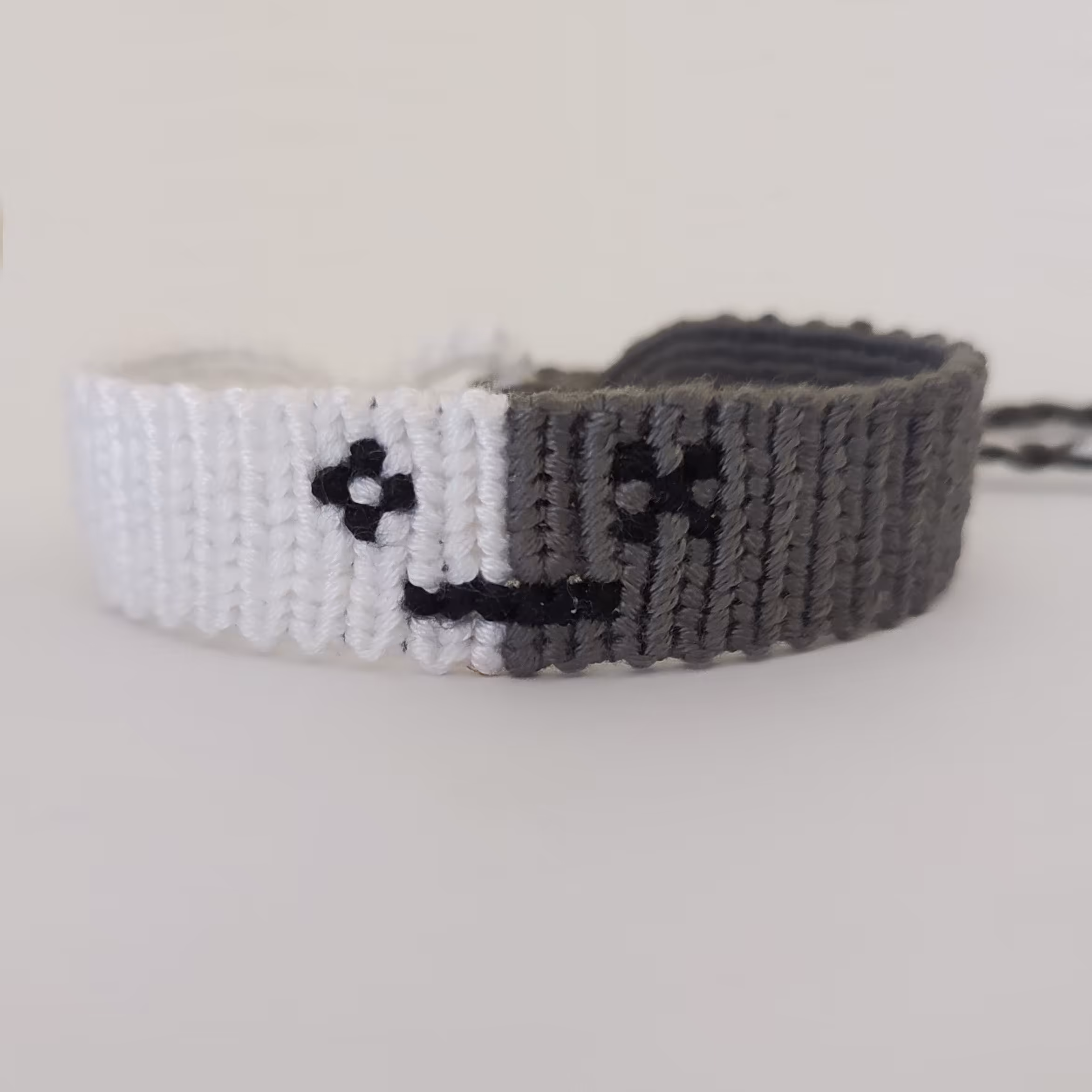 دستبند دوستی دستباف طرح سیاه و سفید ( آلفا بافی )