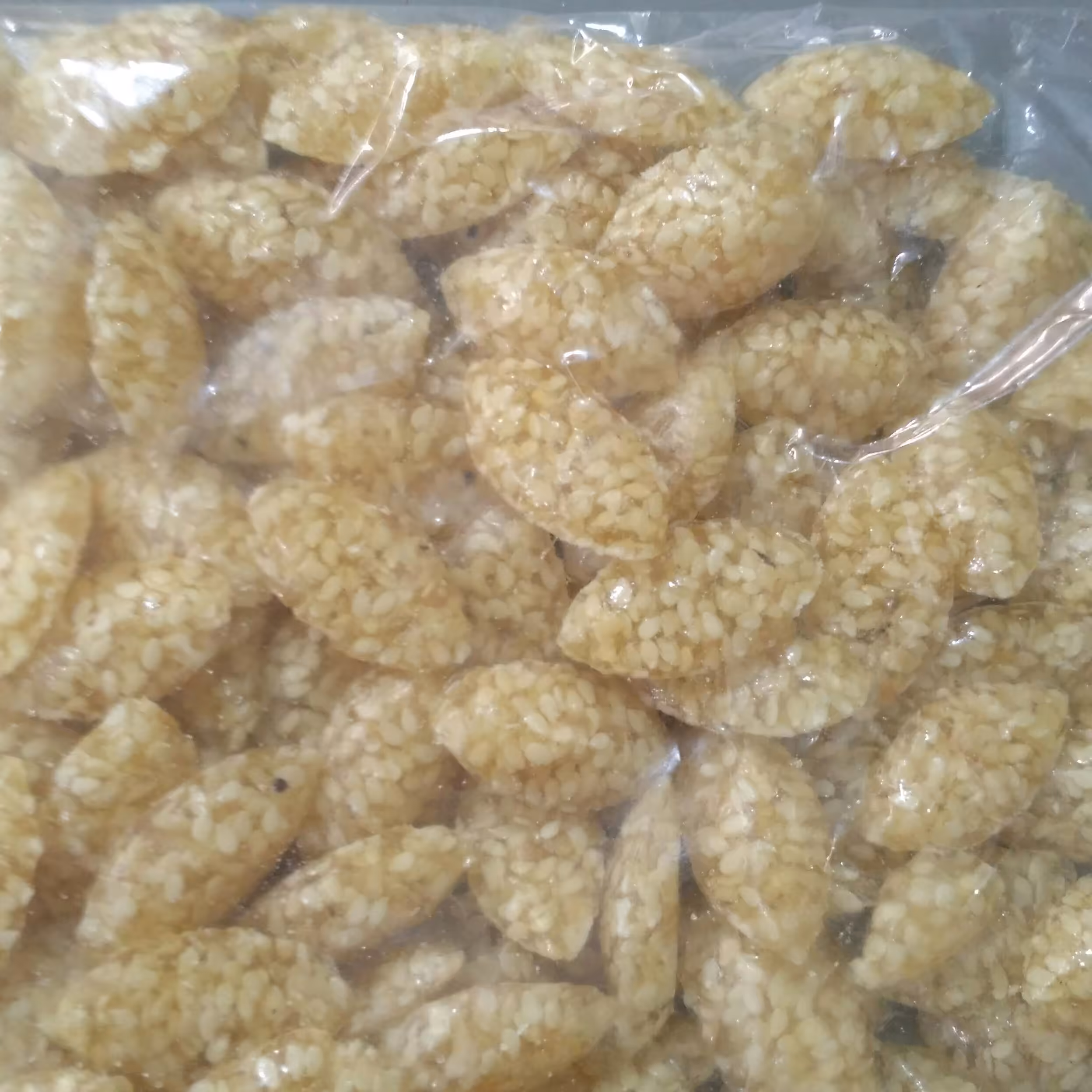 شکلات چرخی کنجدی تشکیل شده ازکنجدفراون