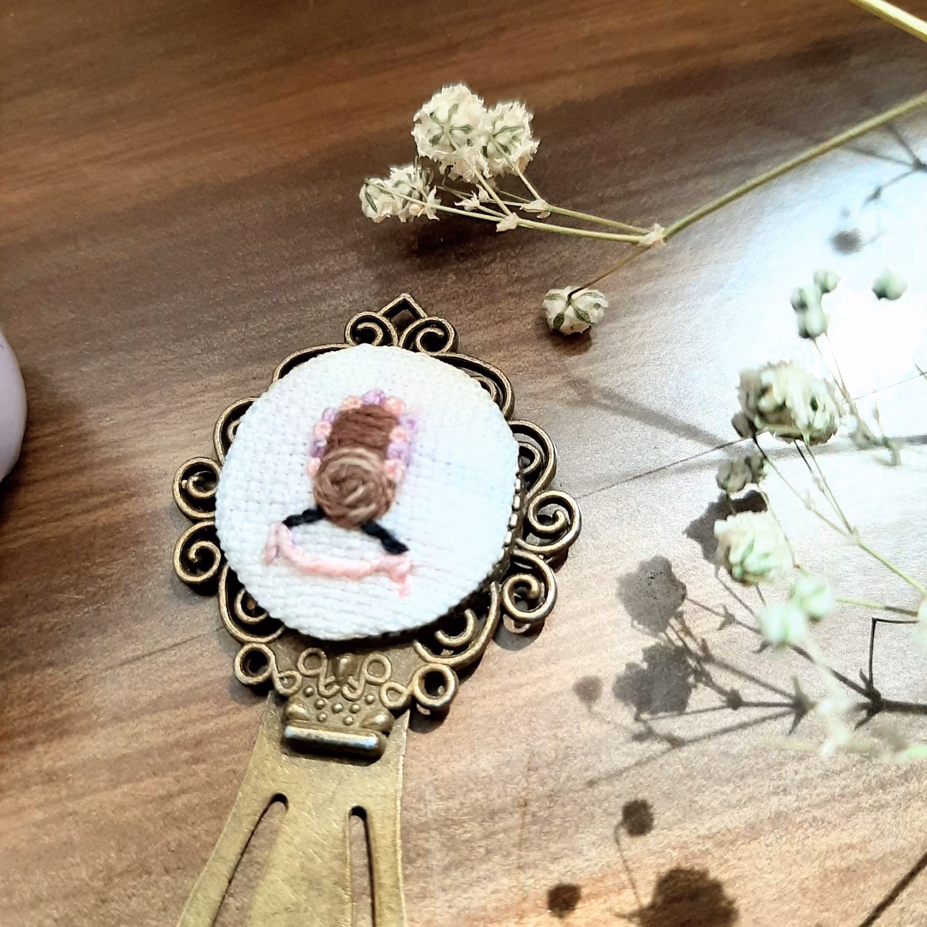 نشانگر کتاب (بوکمارک) گلدوزی شده، زمینه سفید، طرح پرنسس