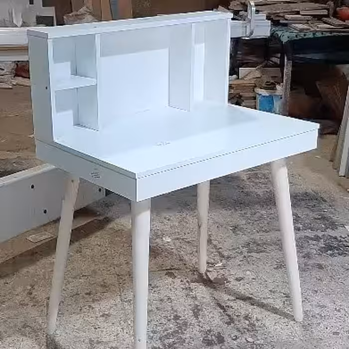 میز تحریر پایه ها چوبی بدون کشو ارسال رایگان سطح کار براق 45عمق عرض 1متر ارتفاع ارسال رایگان به مسیر های یکطرفه 