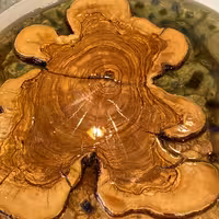 میز عسلی چوب زیتون رزین اپوکسی.  هنوز کامل نیست.