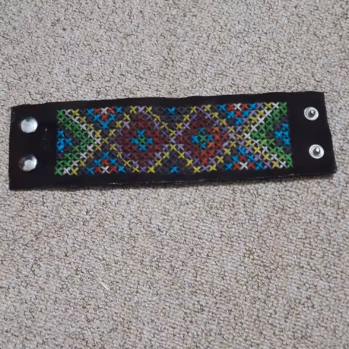 مچ بندچرم طبیعی سوزن دوزی پر بادودکمه قفلی