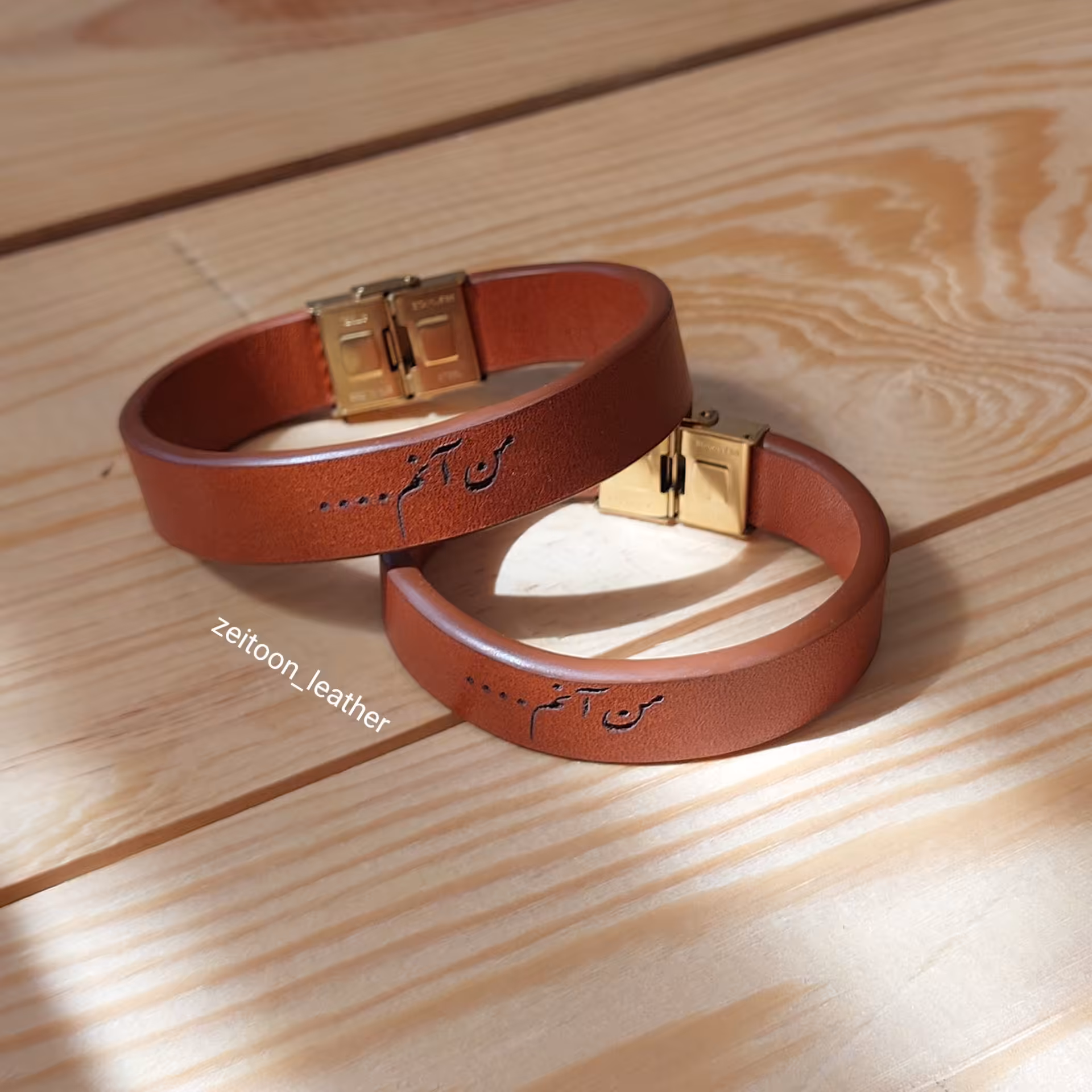 دستبند ست مردانه_زنانه تمام چرم طبیعی با قفل ساعتی رنگ عسلی ،با رنگ لبه حرفه ای‌ و حک لیزری