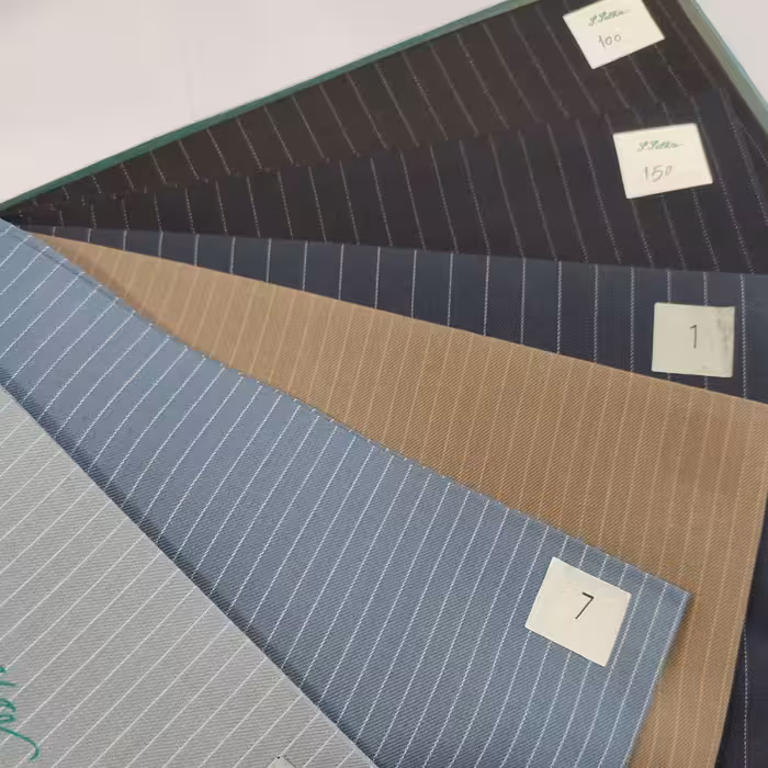 پارچه فاستونی دیپلمات مطهری و جامعه 45 درصد پشم استرالیا و 55 درصد نخ آلمان و تحت لیسانس سلکا اینگلیس 