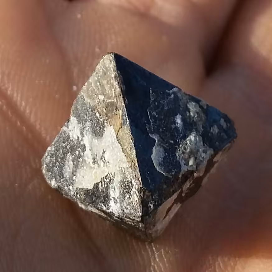 سنگ 100 در 100 طبیعی مگنتیت
شاهکار خلقت بدون دستکاری محششر
سنگ بطور طبیعی دارای ضلع میباشد که همین امر باعث ارزشش میشه
