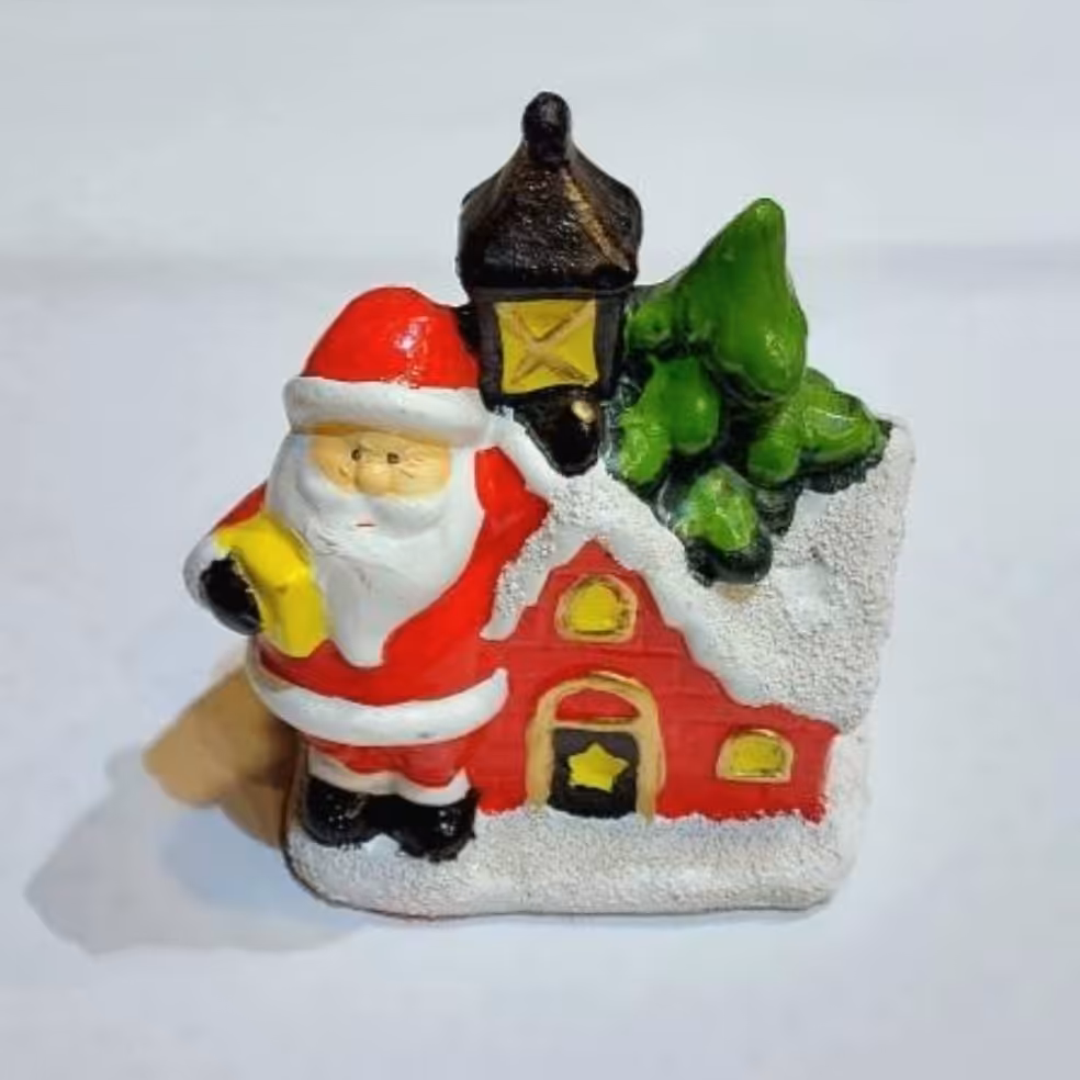 مجسمه کلبه و پیرمرد ریش سفید