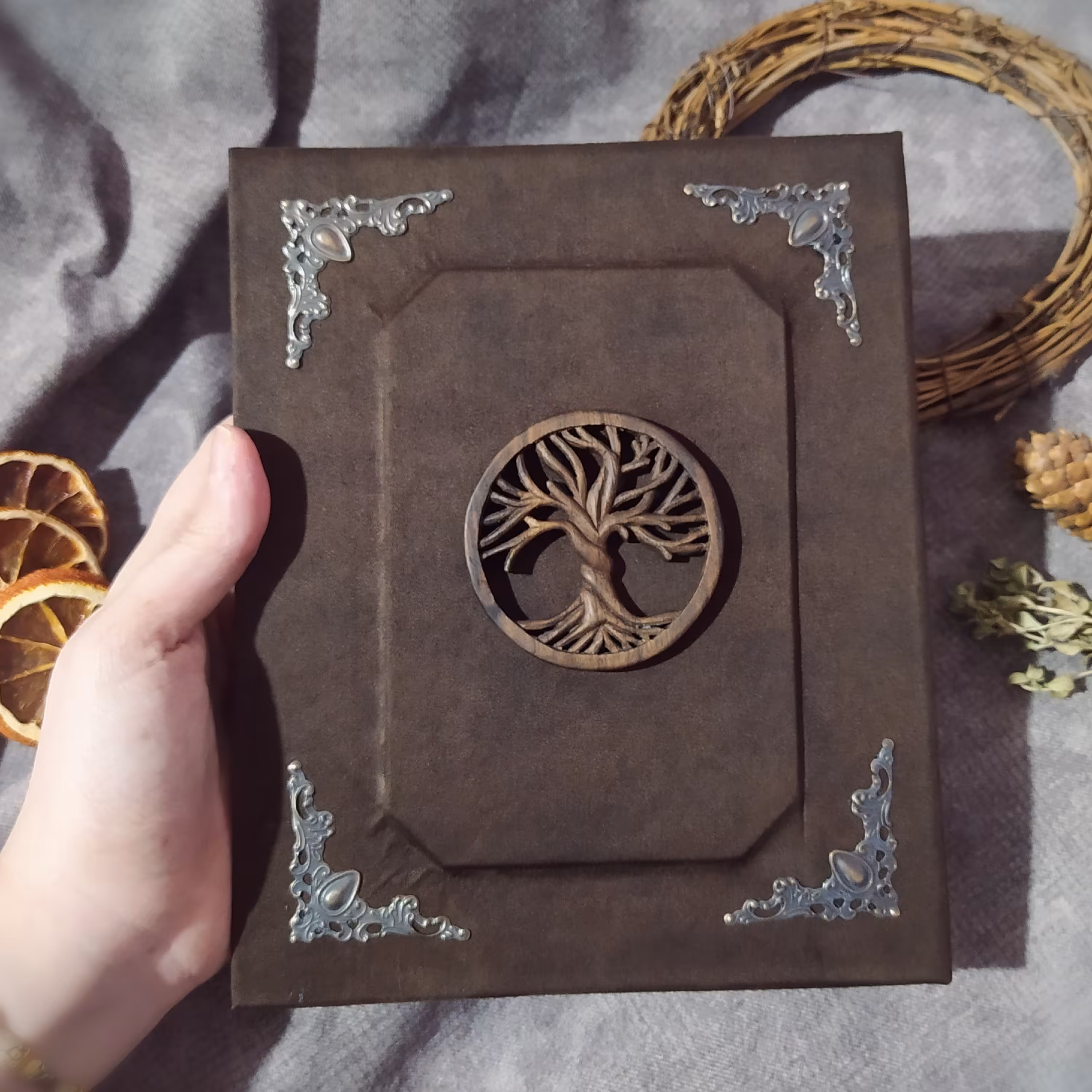 کلاسور جلد سخت ساخته شده با جیر قهوه ای سوخته و اکسسوری درخت حیات با چوب گردو لوازم تحریر  130 برگ کاغذ خط دار نخودی رنگ