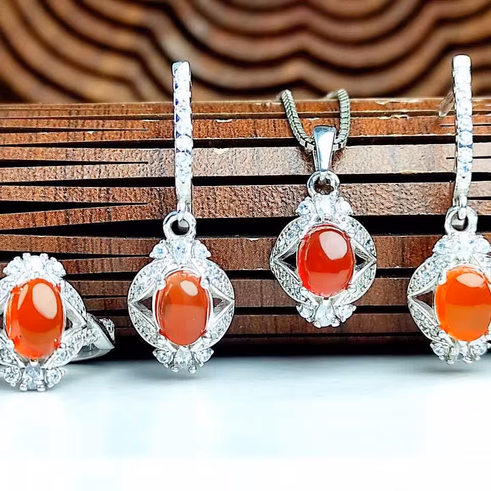 نیم ست عقیق یمنی اصلی 
عیار نقره 925ارسال رایگان 