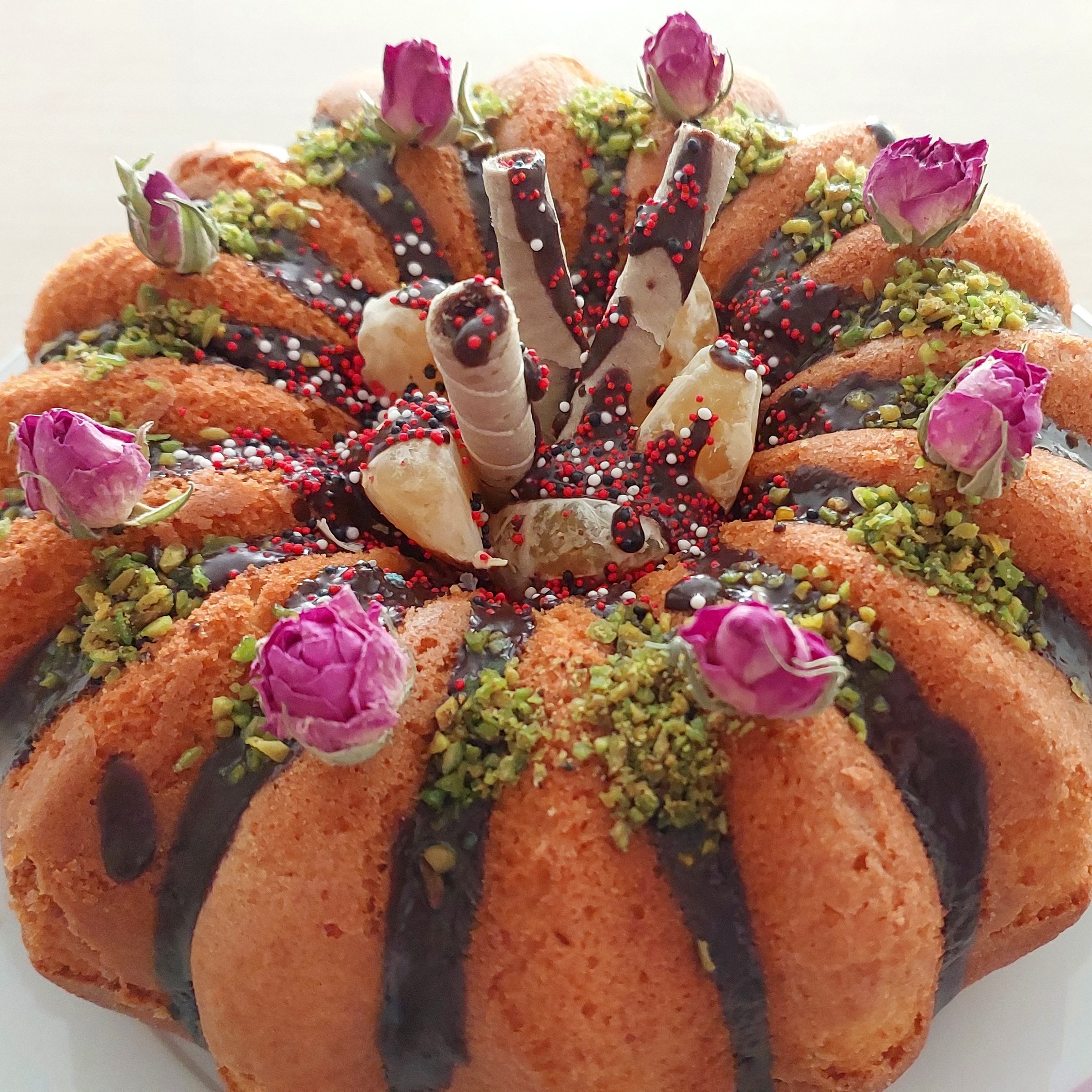کیک عصرانه پرتقالی خانگیباتزیین سس شکلاتی
