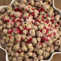 زیتون پرورده خونگی و اعلا با مغز گردوی سابیده و رب انار و سیر و چوچاق