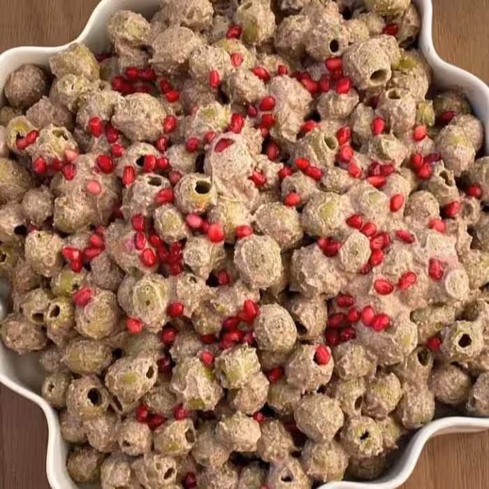 زیتون پرورده خونگی و اعلا با مغز گردوی سابیده و رب انار و سیر و چوچاق