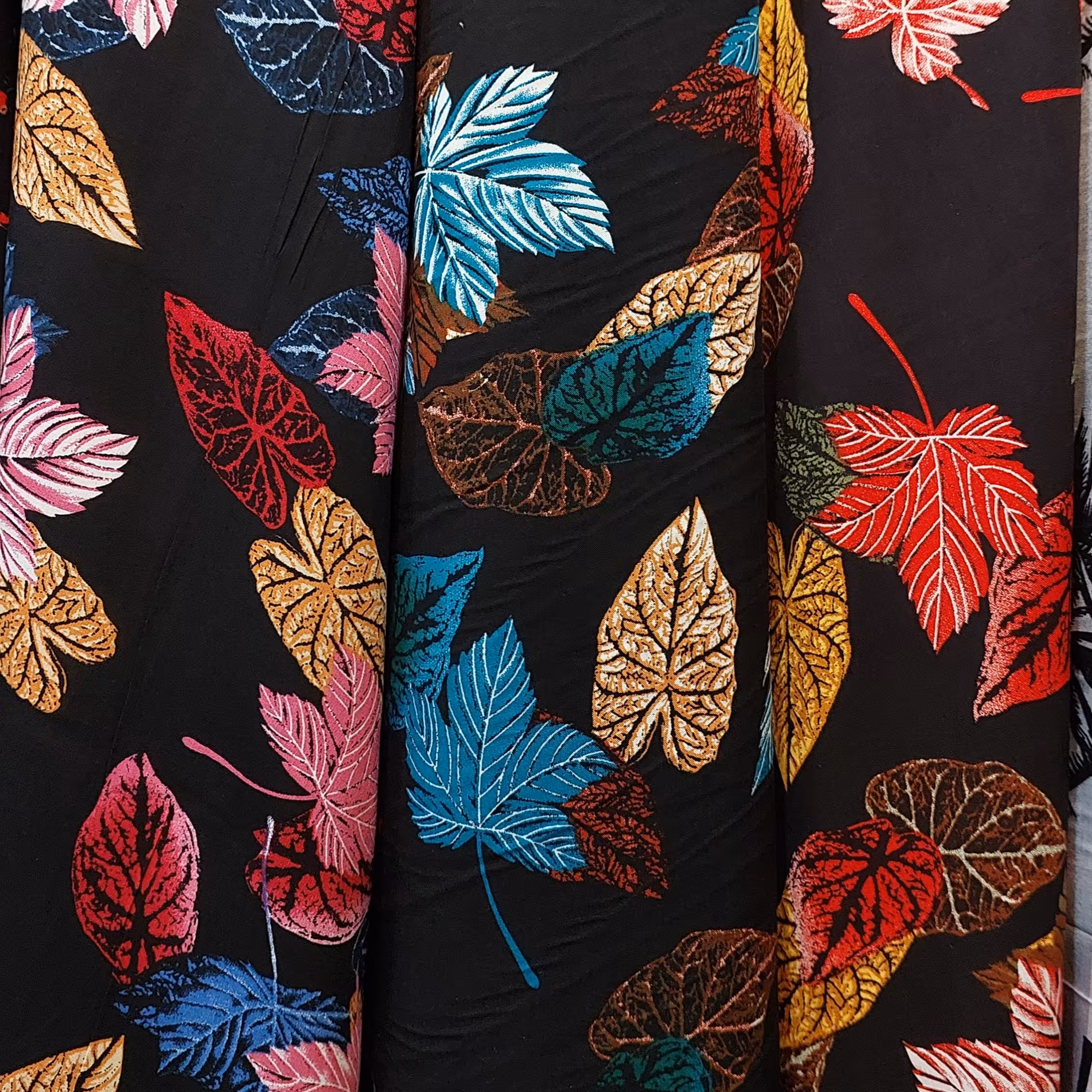 پارچه کودری وارداتی (قیمت در باسلام بر حسب 10 سانت می باشد) با عرض 150 سانت مناسب دوخت تونیک و پیراهن ساحلی