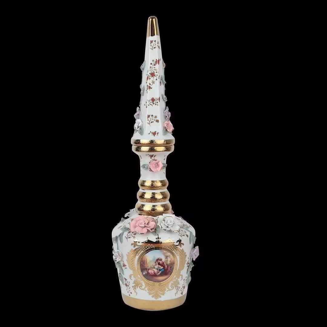 چینی گلبرجسته سایز بزرگ بسیار زیبا و کم یاب گلبرجسته لیلی مجنون پراز طلاکوب تنگ نیزه ای درب دار باکیفیت ارسال پسکرایه 