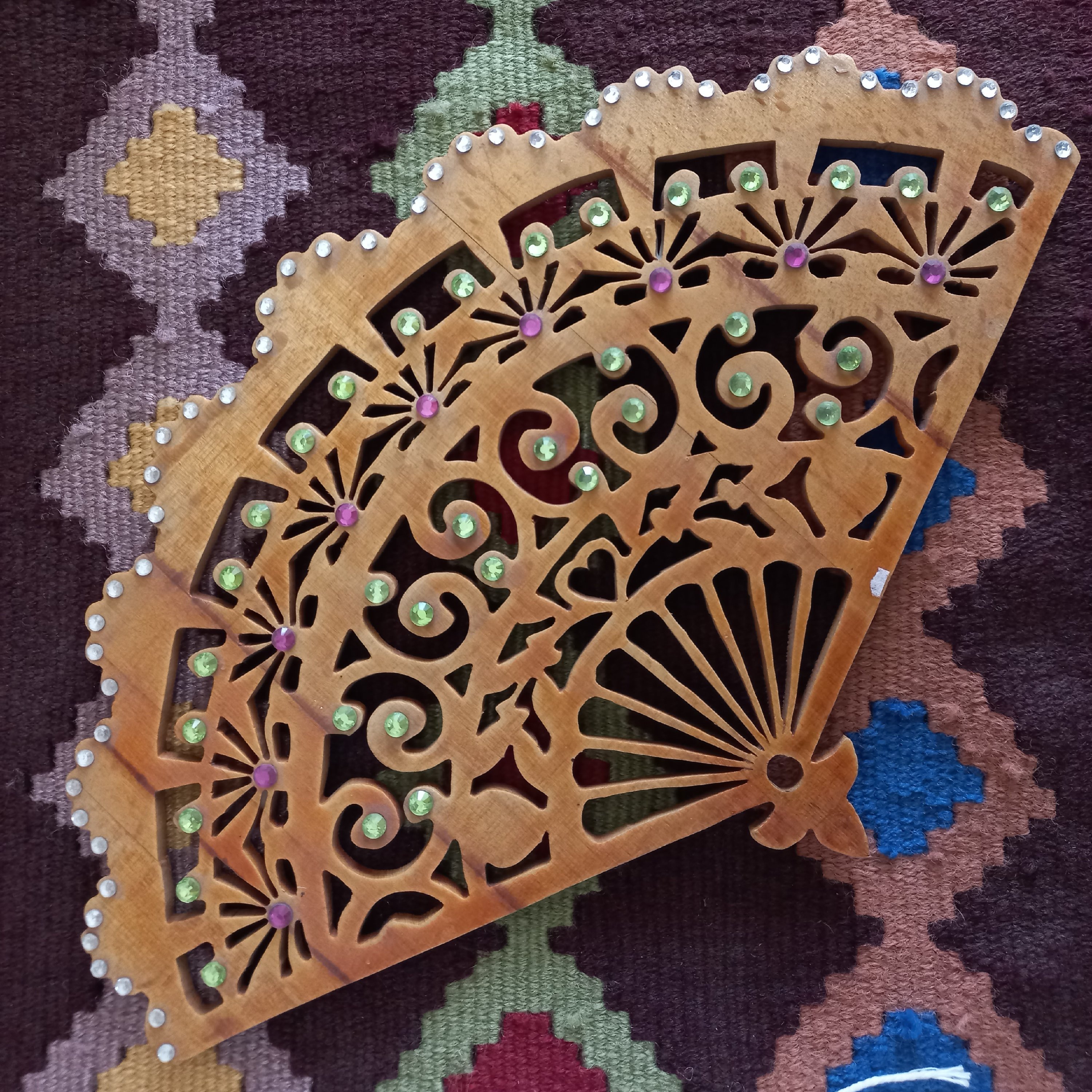 بادبزن چوبی مشبک کاری شده آمی تیس