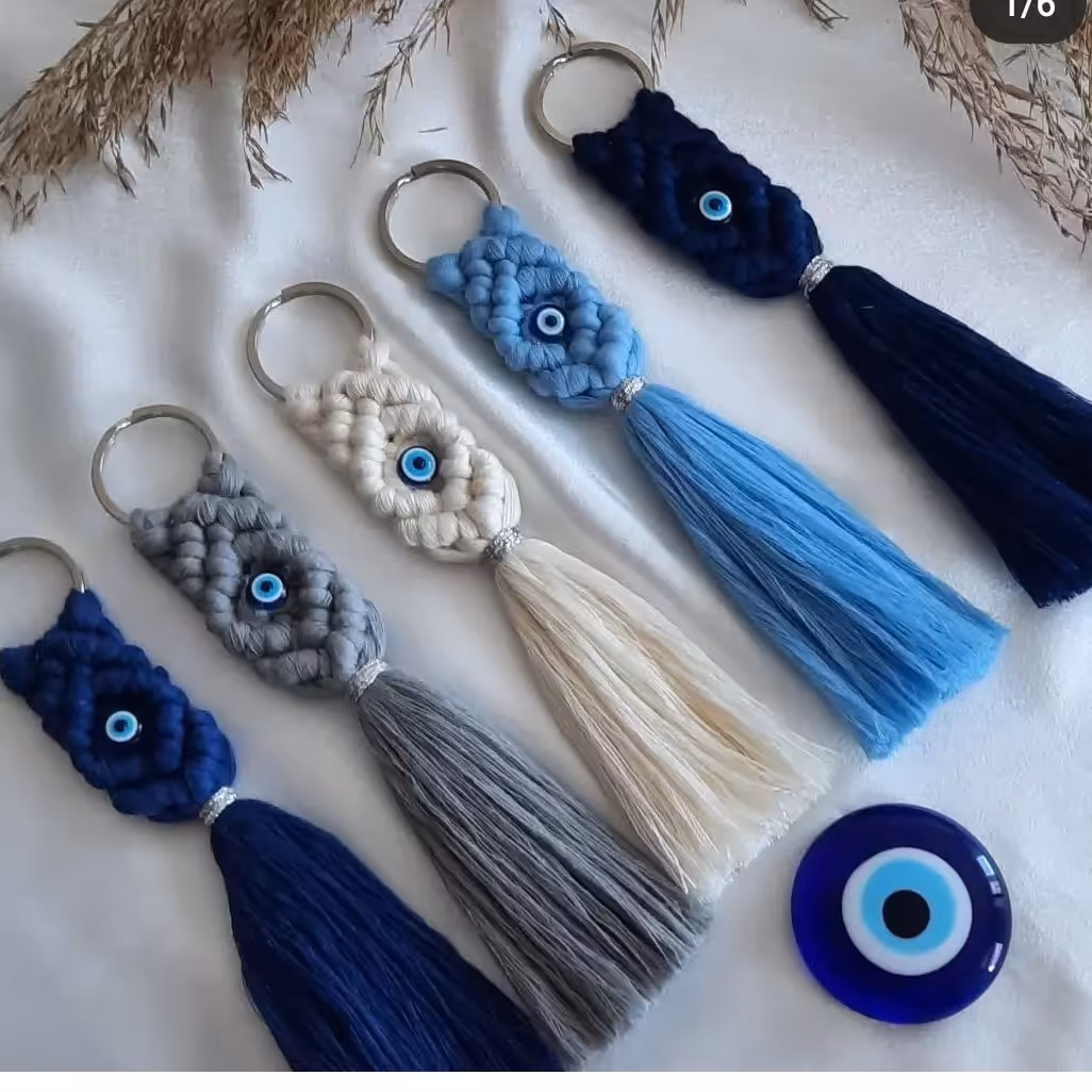 دسته کلید چشم نظر و گیفت هدیه و مناسب برای نامزدی و هدیه دادن و کادو کاملا مناسبه..و برای جاسوییچی ماشین ..برای اویز جلو