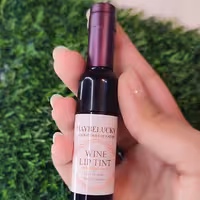 تینت لب شامپاینی رنگ جلد بادمجانی