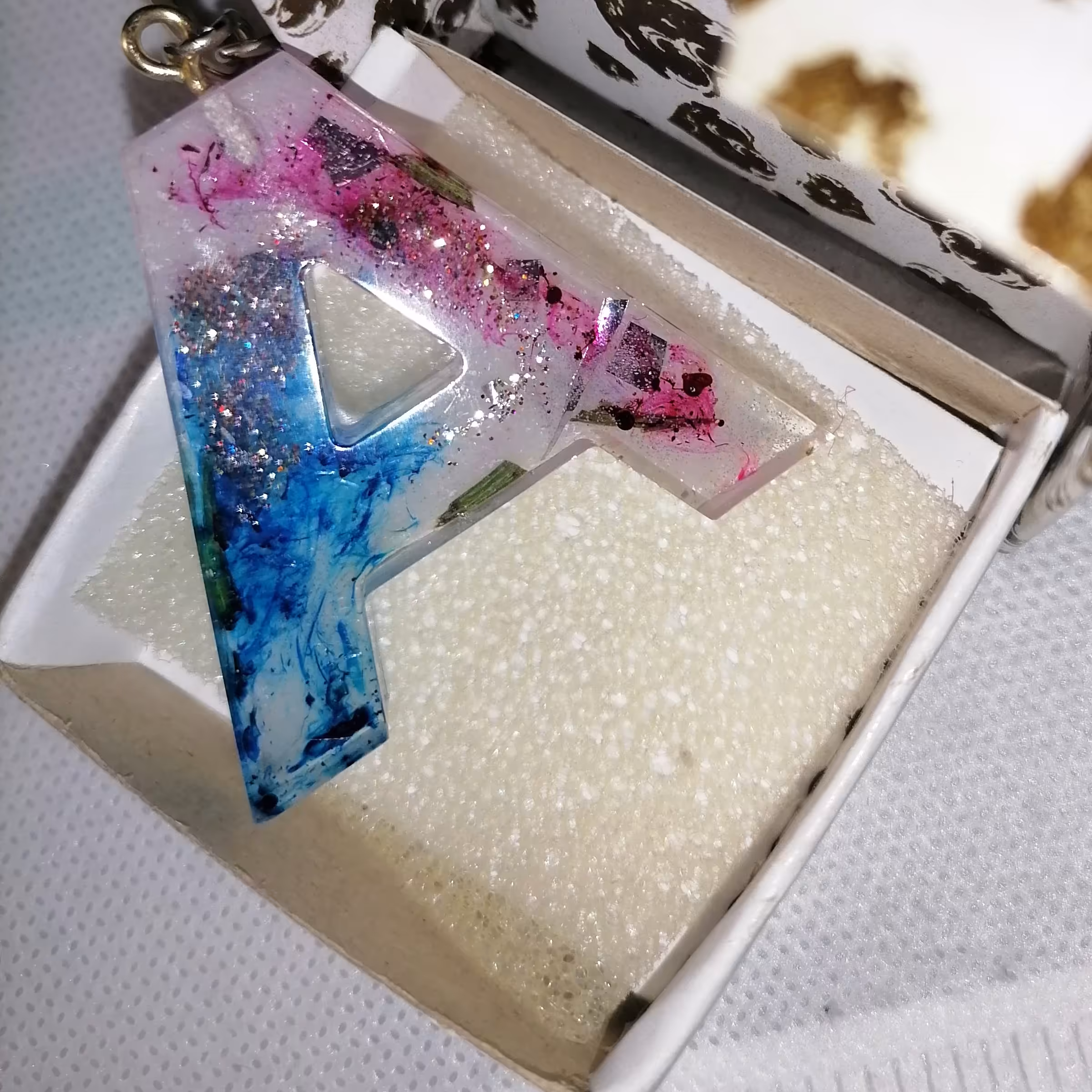 جاکلیدی رزینی یک طرف شفاف حرف A ترکیب آبی سفید قرمز